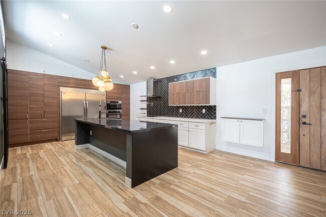 Building Photo - 330 E Country Club Dr