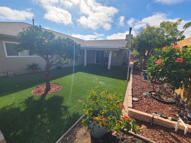 Building Photo - Spacious 4 bed 2 bath + 2 car garage & lar...