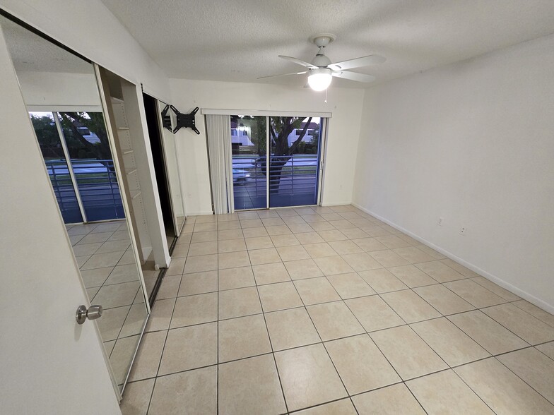 Master bedroom - 10360 SW 154th Circle Ct