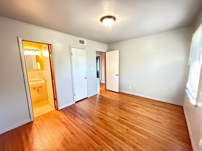 Building Photo - Large fenced yard, 3 bedroom, 1.5 Bath in ...