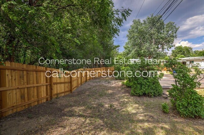 Building Photo - 1410 Custer Ave