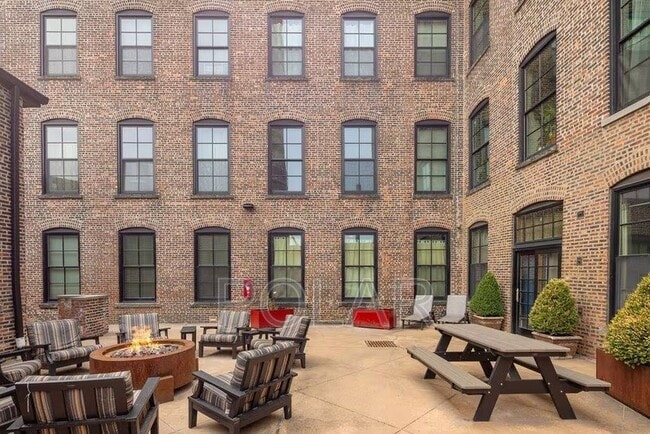 Building Photo - 154 Ave E