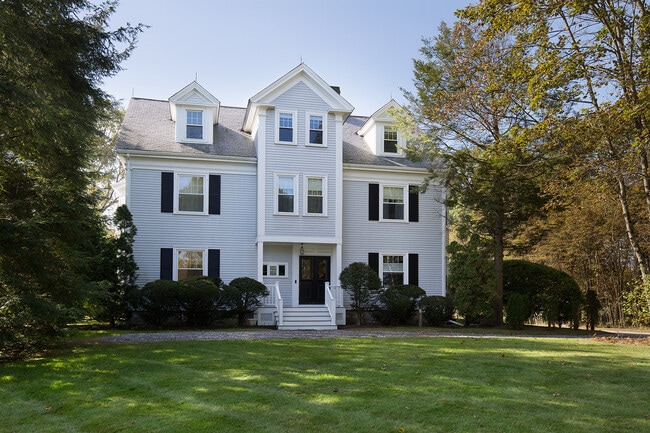Primary Photo - 352 Thoreau St