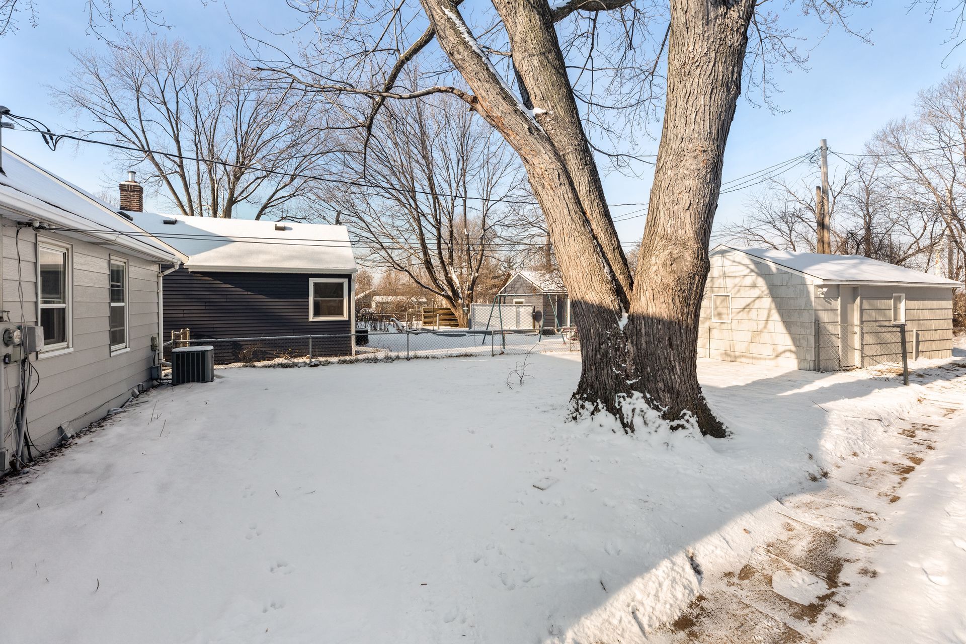 Large fenced in yard - 1395 Taylor Ave W