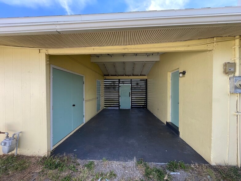 Side Porch Area connecting to Laundry & Storage - 21733 Edgewater Dr