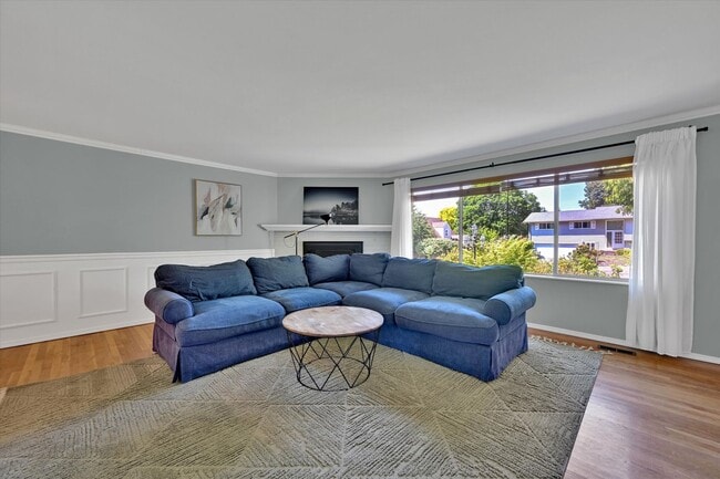 Building Photo - 7/1 Kent East Hill 4 bedroom rambler with ...