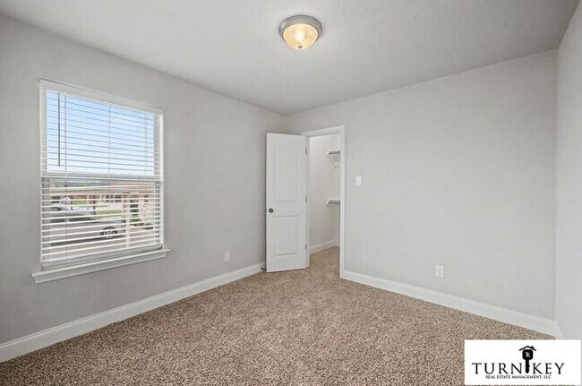 Building Photo - Stunning 3/2 Duplex in Weatherford — Granite Kitchen, Fenced Yard & Water Bill Included!