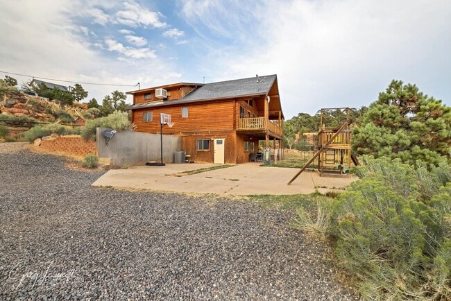 Building Photo - Mountain living in Central, Utah!