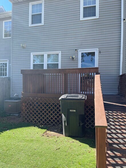 Building Photo - 147 Holmes St