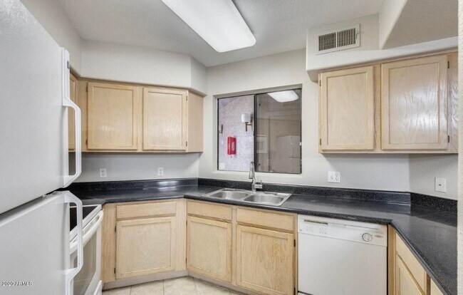 Building Photo - 3848 N 3rd Ave