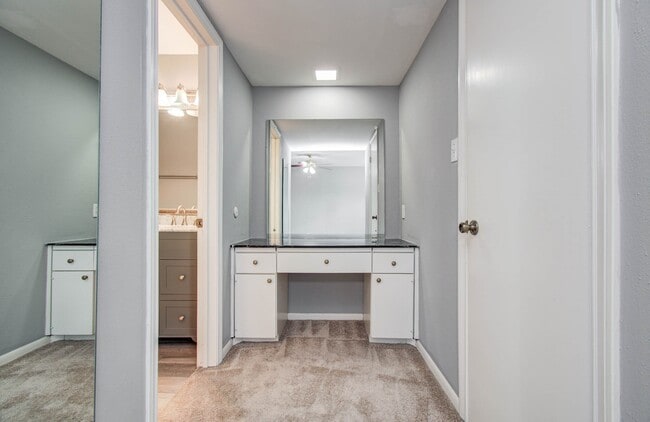 Building Photo - 402 Bendwood Dr