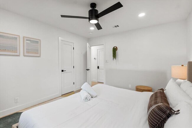 Building Photo - 9005 Balcones Club Dr