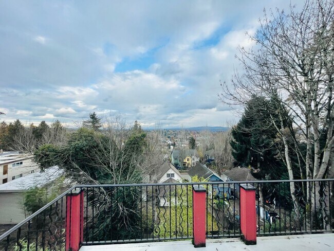 Building Photo - 1524 14th Ave S