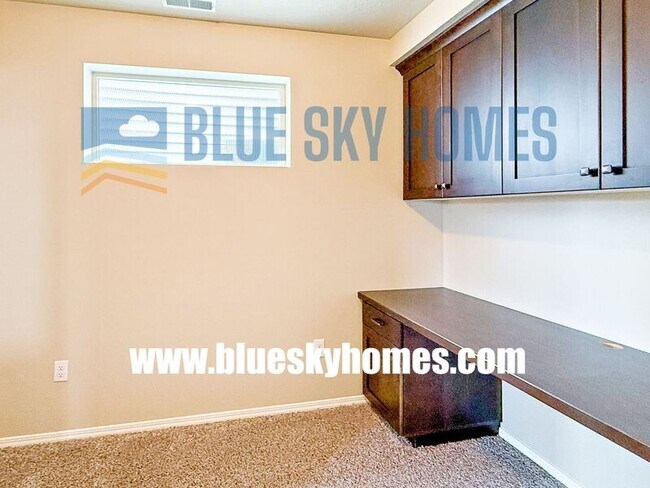 Building Photo - 1868 N Justin Ave