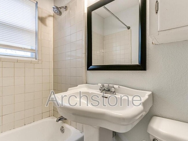 Building Photo - 630 Villa Dr