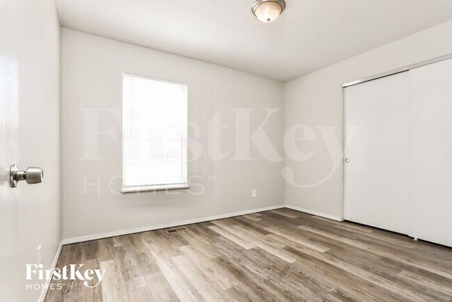 Building Photo - 4 W Park Dr