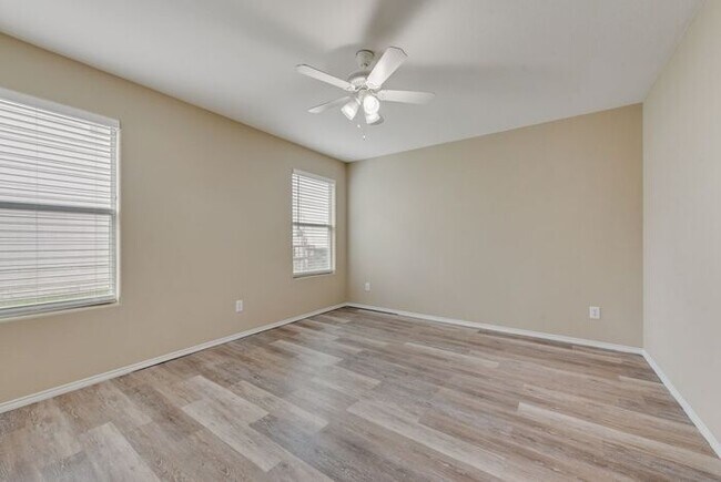 Building Photo - Newly updated home ready for move in