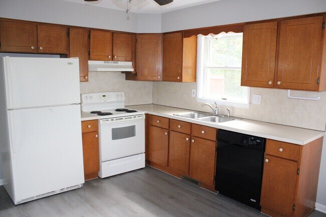 Building Photo - Two Bedroom Townhome with Attached Garage