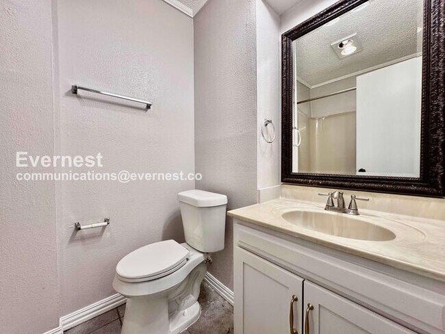 Building Photo - 3 Bed, 2 Bath Home with Garage / Pet-Friendly / Available Now!