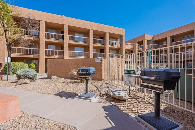 Building Photo - Two Bedrooms in Old Town Scottsdale - Avai...