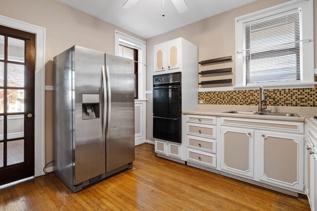 Building Photo - 4955 Tholozan Ave