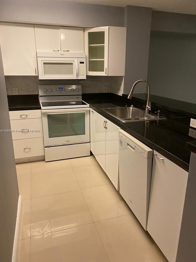 Building Photo - 570 S Park Rd