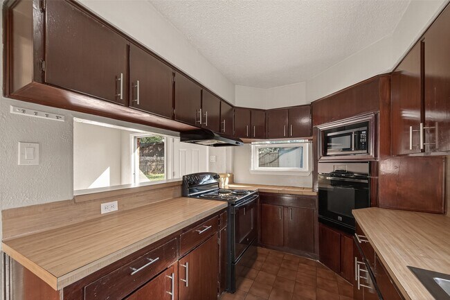 Building Photo - 1211 Helms Rd