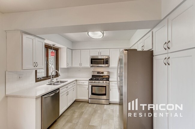Building Photo - 2479 Lakeside Dr