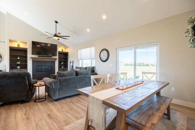 Building Photo - 2428 Sunshine Dr