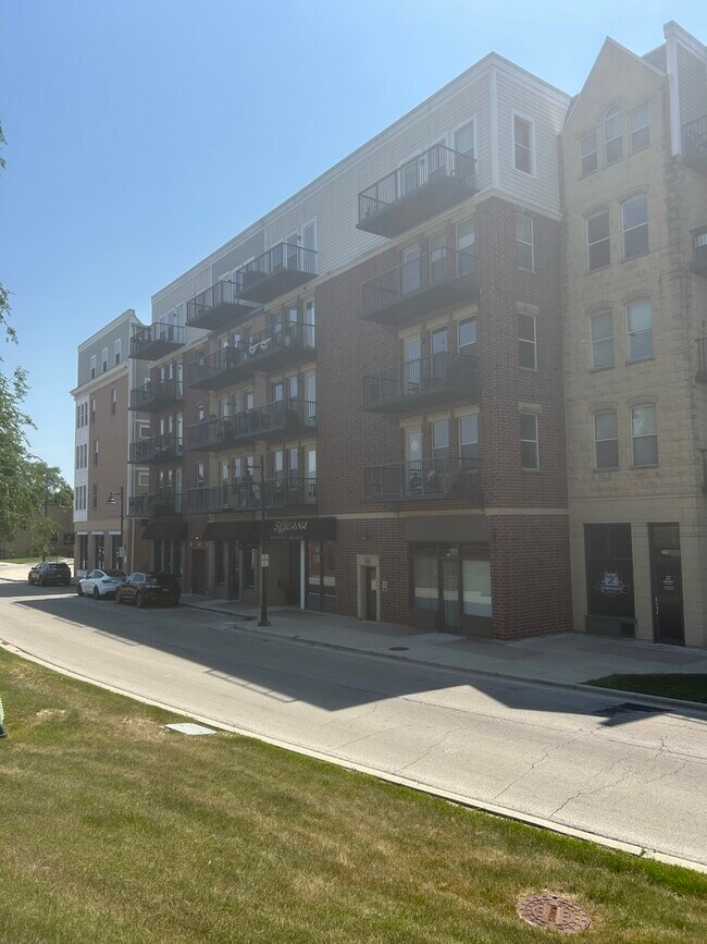 Building Photo - 332 River St