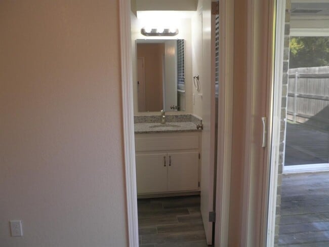 Building Photo - 1417 Oakcrest Ave