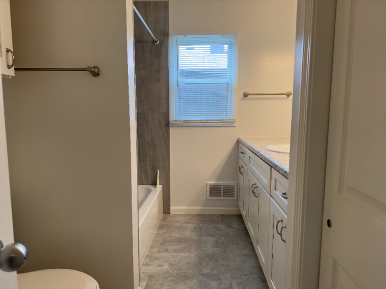 Building Photo - 2407 S 68th St