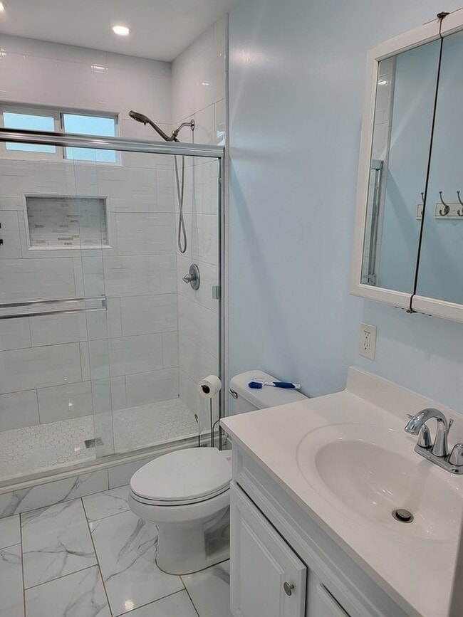 Building Photo - 1323 W Mauretania St