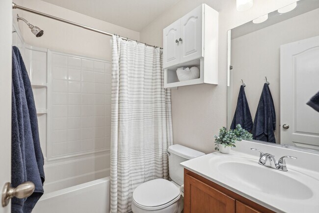 Building Photo - Point Loma, "The Bay" 2 bed 2 Bath Townhome now available! Amazing amenities, don't miss out