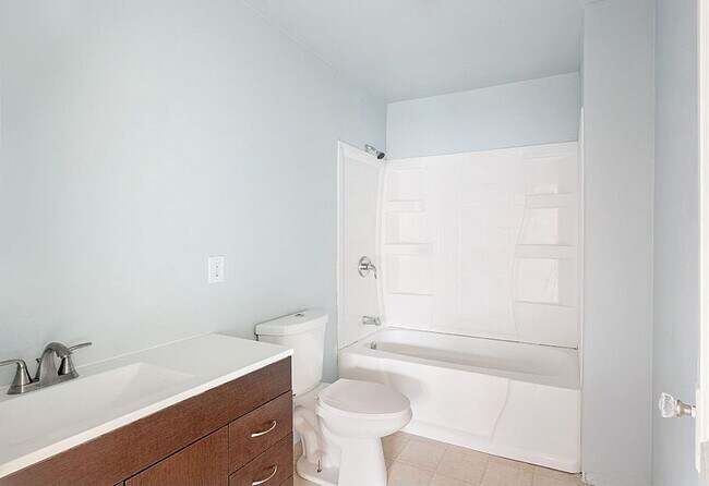 Building Photo - 208 B St