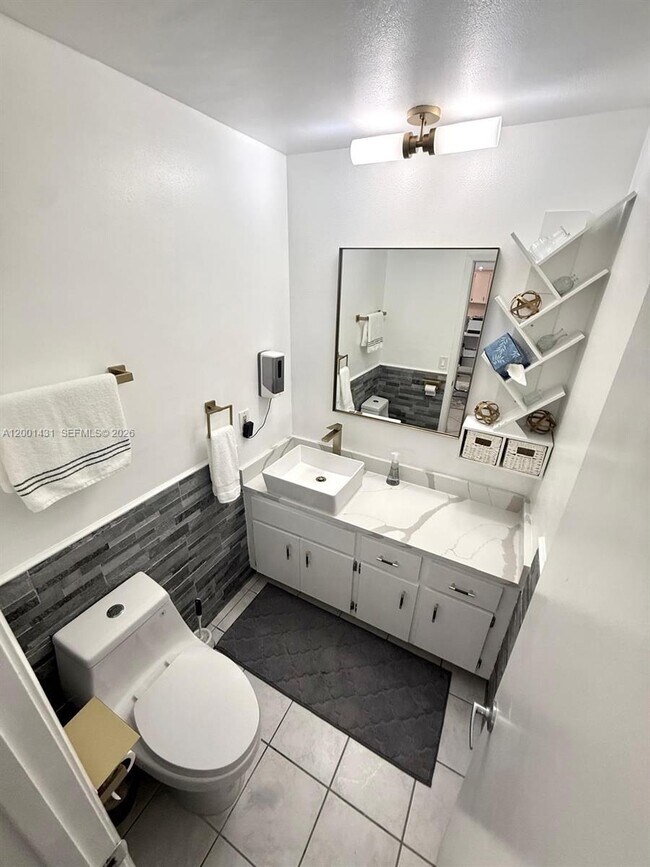 Building Photo - 1569 Shaker Cir