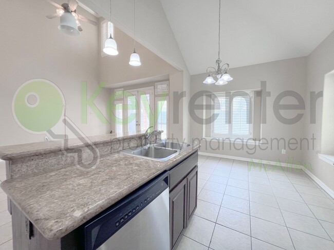 Building Photo - Gorgeous 4b/4.5bath house in McAllen