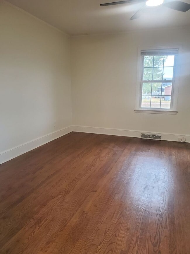 Building Photo - Newly Renovated 3 bedroom Single Family Ho...