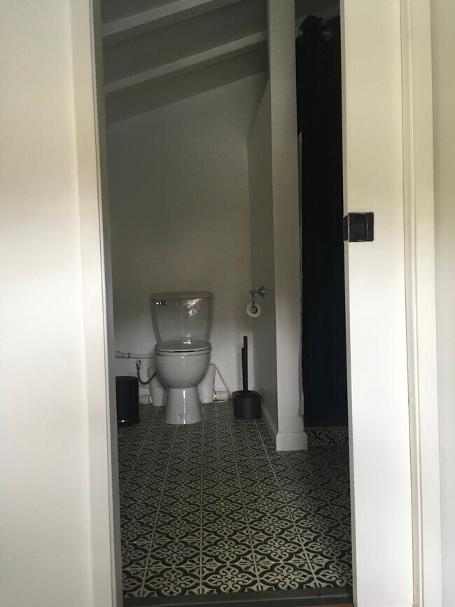 Toilet - 2220 Rollingwood Dr