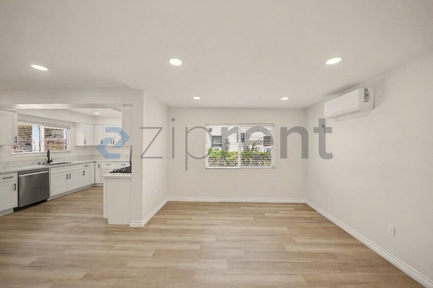 Building Photo - Unit