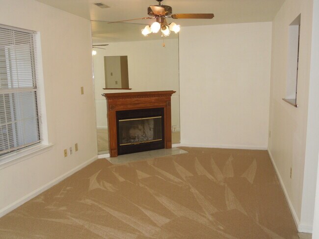 Building Photo - York County Tabb District Townhome.