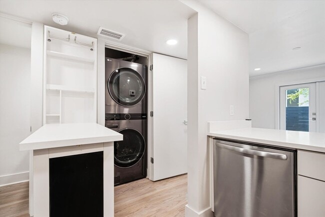 Building Photo - SPRING HILL OAKS CONDOMINIUMS