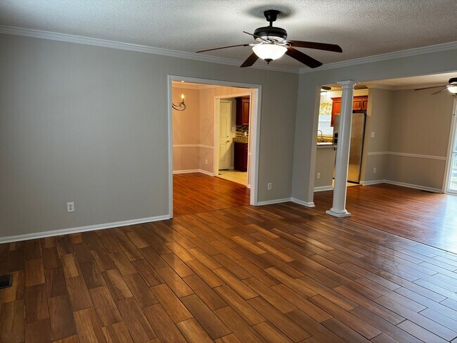 Building Photo - 4 Bedroom 2.5 Bath Home