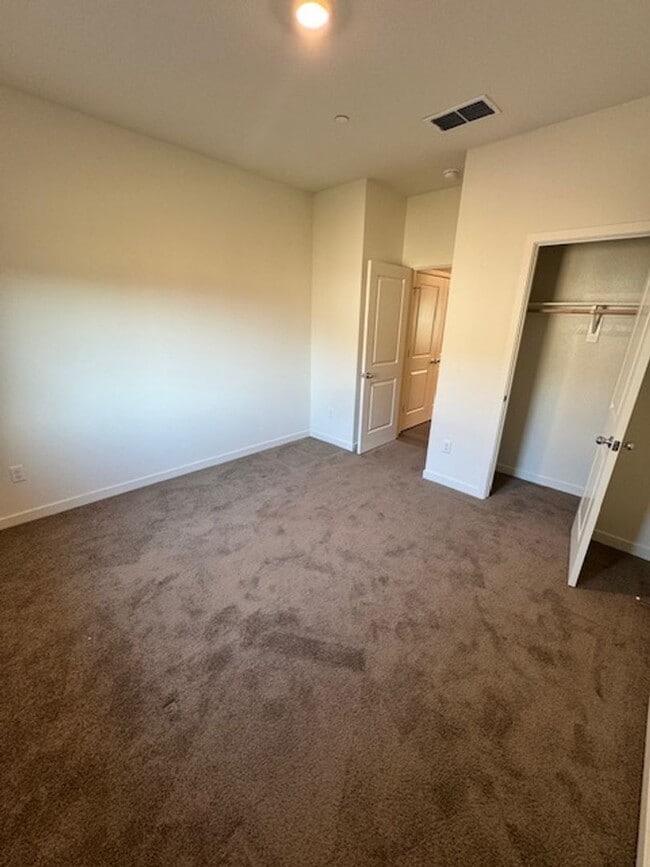 Building Photo - Beautiful 4-Bedroom Home in the Wyndham Es...