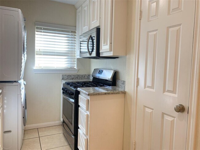 Building Photo - 814 Mobile Dr