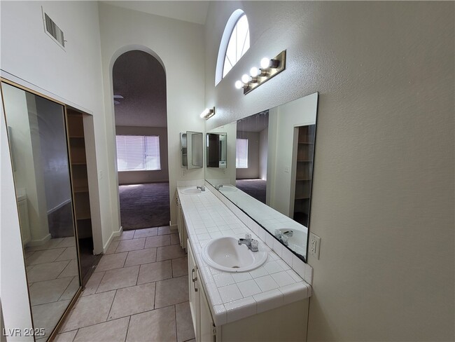 Building Photo - 372 Rushing Creek Ct