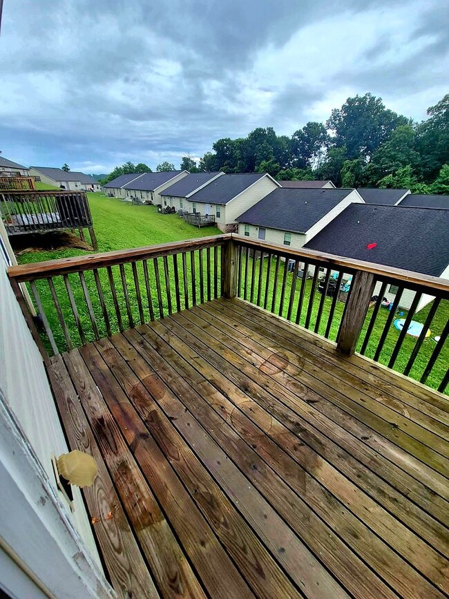 Building Photo - Updated 2br/2ba condo in the heart of West...