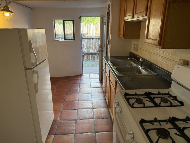 Building Photo - 949 Agua Fria St