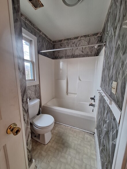 Bathroom from Master Bedroom - 1552 Gallagher St