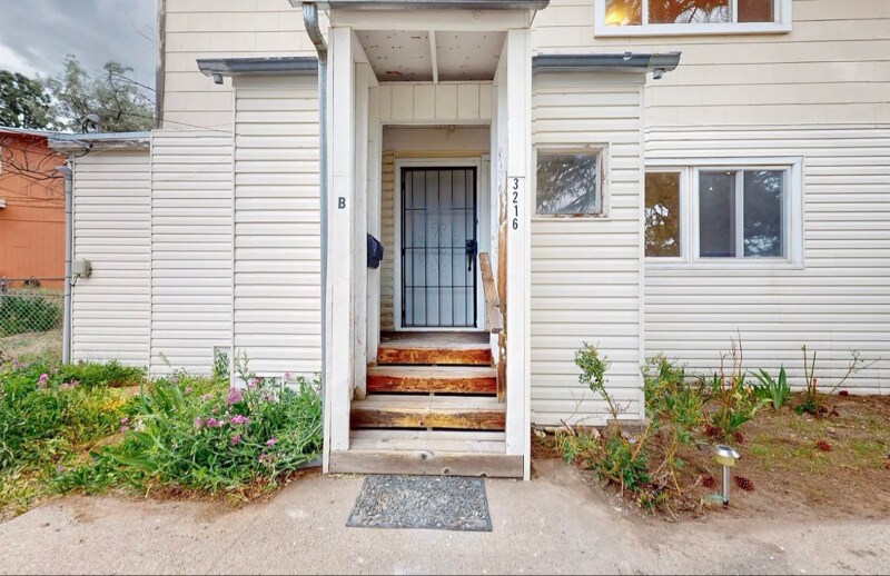 Building Photo - 3216 Villa St